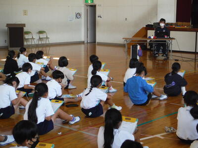 講演を聴く子供たち